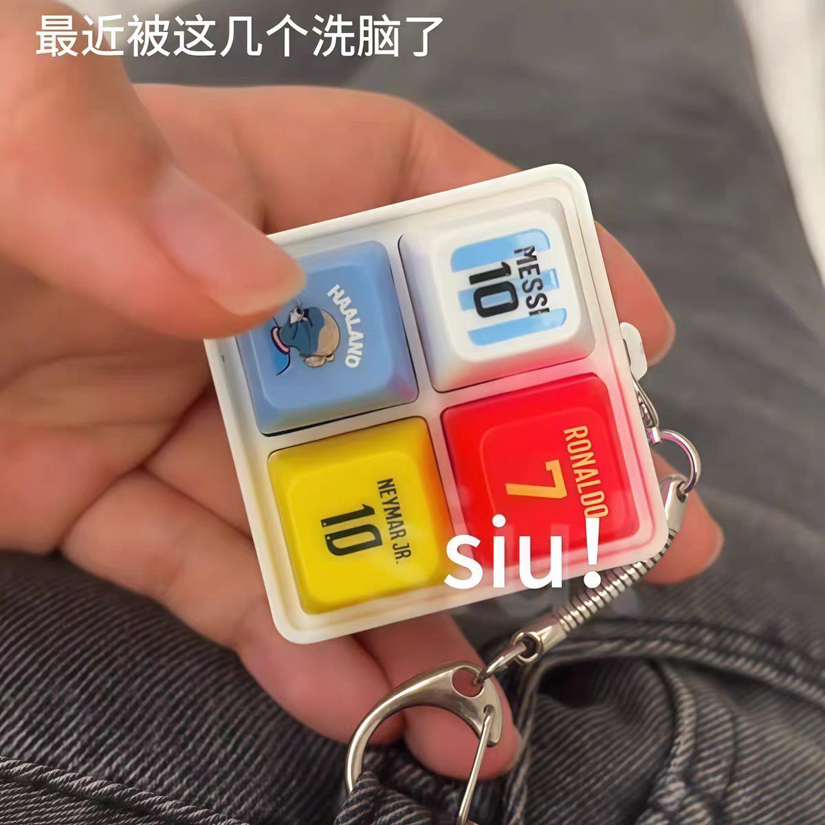 Prank Toys - Haaland soccer-themed keychain with siu sound